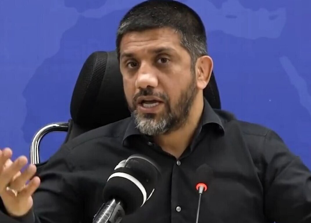 فیلم| چالش با علیرضا دبیر درباره نماز وسط جلسه رسمی، ریا و...