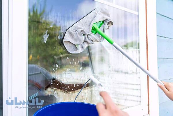 چگونه شیشه‌های دور از دسترس را تمیز کنیم؟