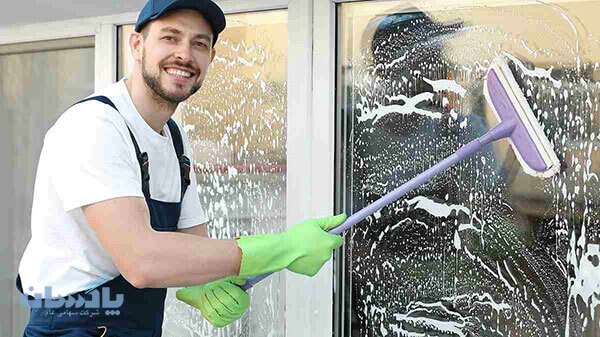 راهکار تمیز کردن شیشه‌های دور از دسترس