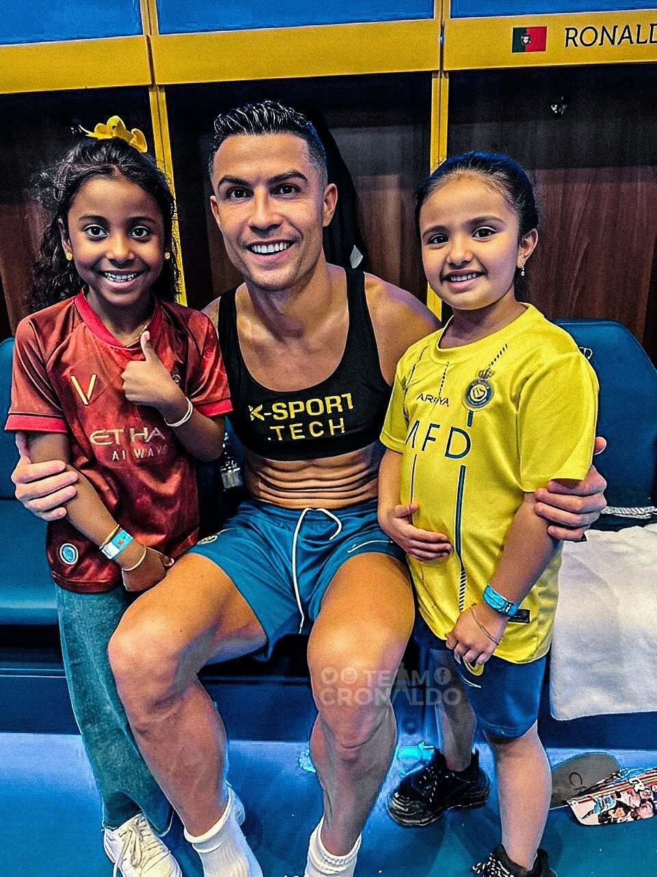 عکس| رونالدو شادی برد را با دو دختر عربستانی تقسیم کرد