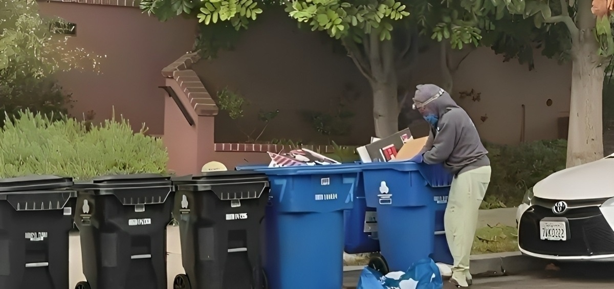 فیلم| این مرد با خودرو لاکچری در آمریکا زباله گردی می‌کند!