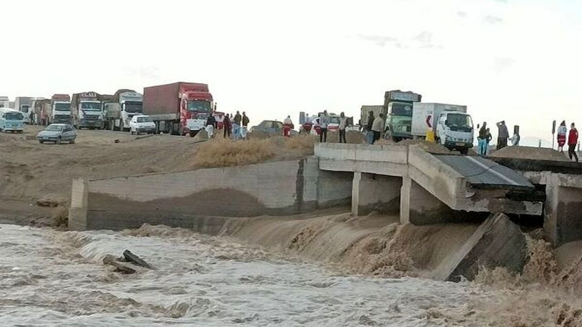 سیلاب در چابهار؛ قطع راه‌های ارتباطی ۴۲ روستا، برق ۶ روستا قطع شد