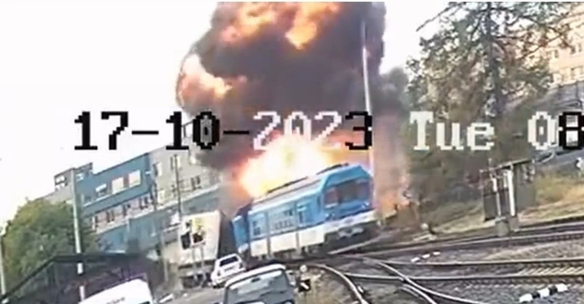 فیلم| تصادف آتشین قطار مسافربری با یک کامیون