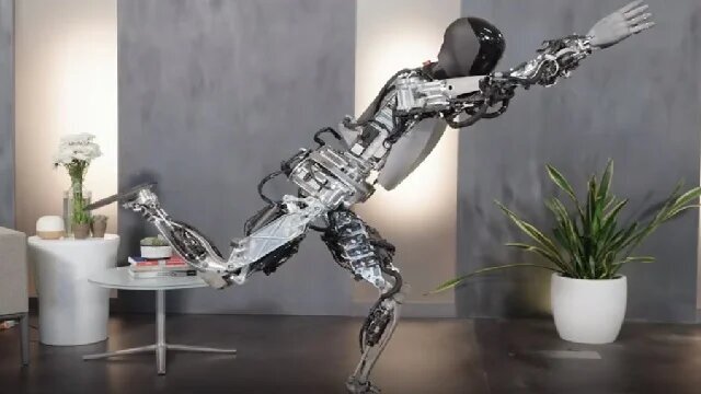 ربات شرکت «تسلا» در حال انجام یوگا