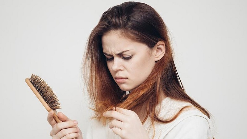 ریزش مو نشانه کدام بیماری است؟ ریزش مو نشانه کدام بیماری است؟