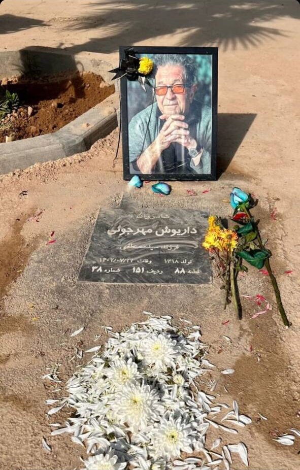 تصویر خاص خانم بازیگر از سنگ قبر ساده مرحوم داریوش مهرجویی
