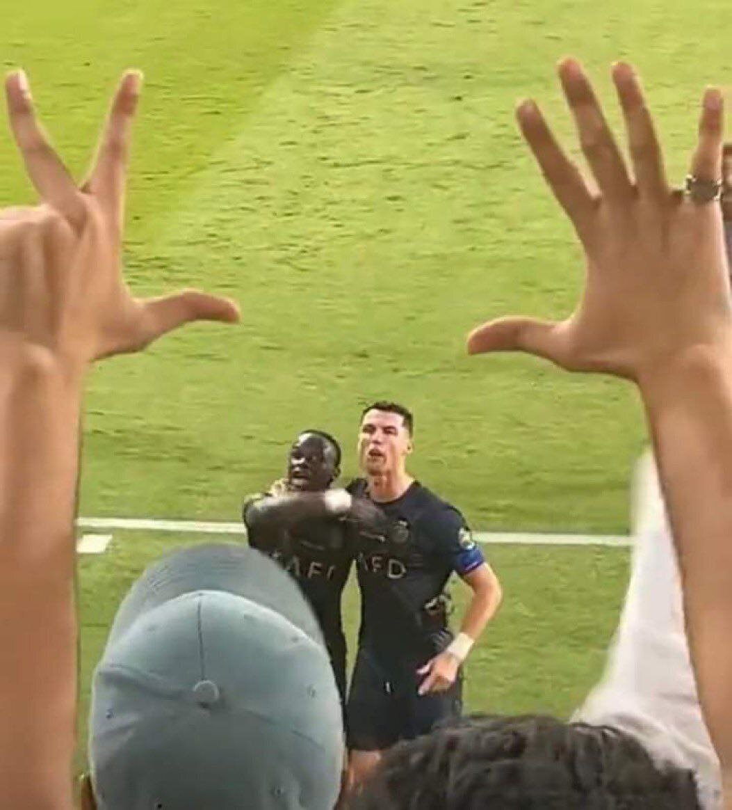 عکس| کری‌خوانی برای رونالدو با ۸ توپ طلای مسی