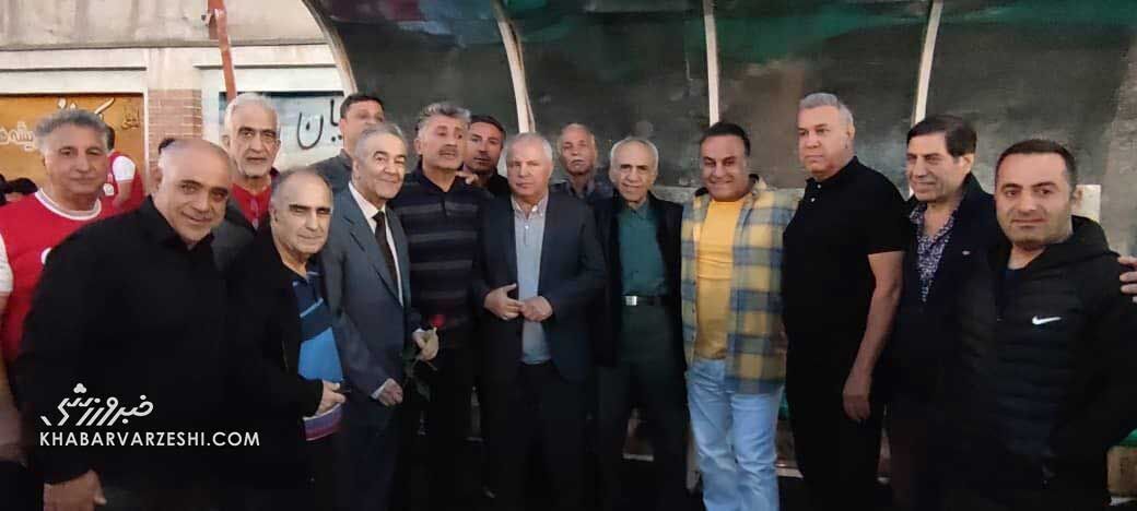 عکس| علی پروین: پسرجان! حالا برای ما شاخ شدی؟/ ملاقات سرمربی مشهور با سلطان پرسپولیسی‌ها