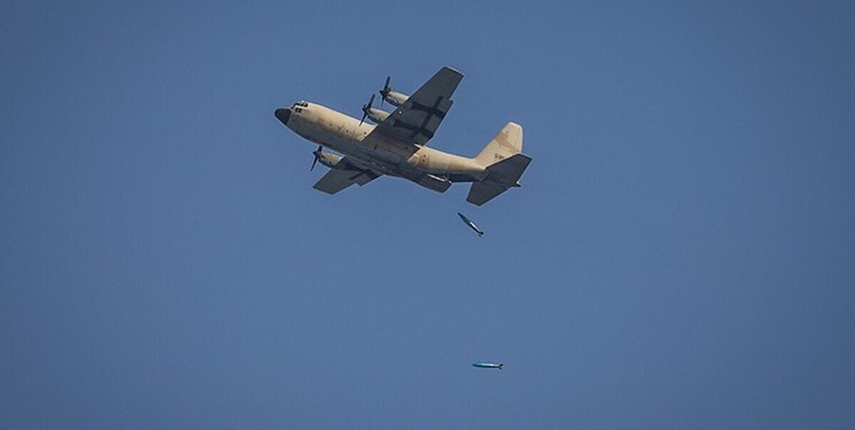 فیلم| تصاویر هوایی از لحظه‌ی پرتاب بمب بر سر نیرو‌های پیاده نظام اسرائیل
