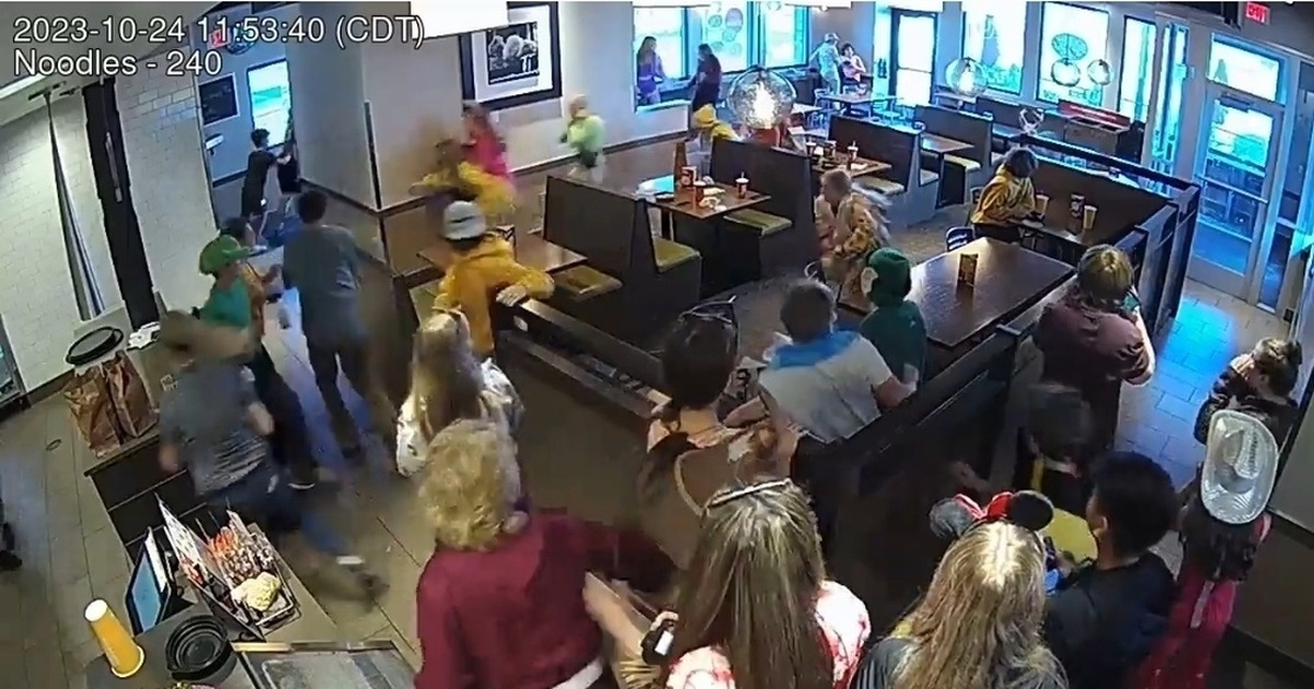 فیلم| ورود یک گوزن به رستوران مشتریان را فراری داد