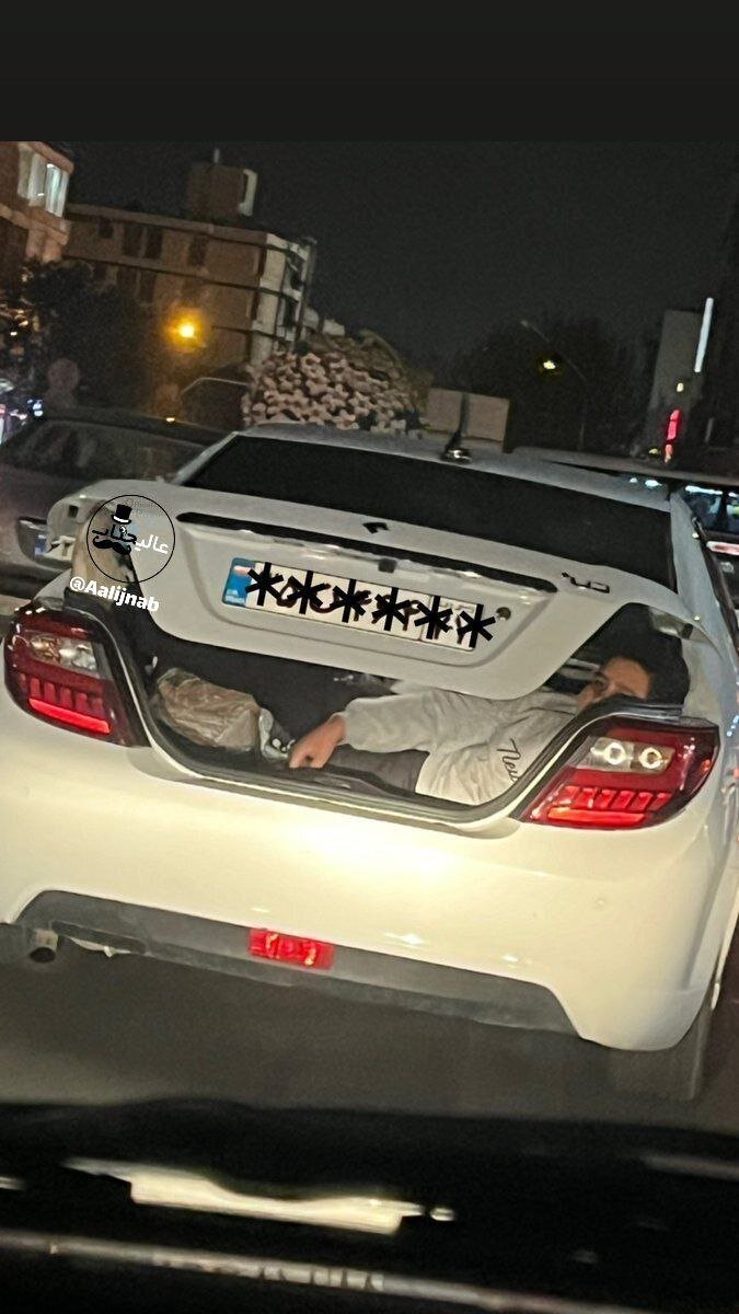 عکس| اقدام عجیب راننده خودرو دنا؛ قرار دادن کودک در صندوق عقب!