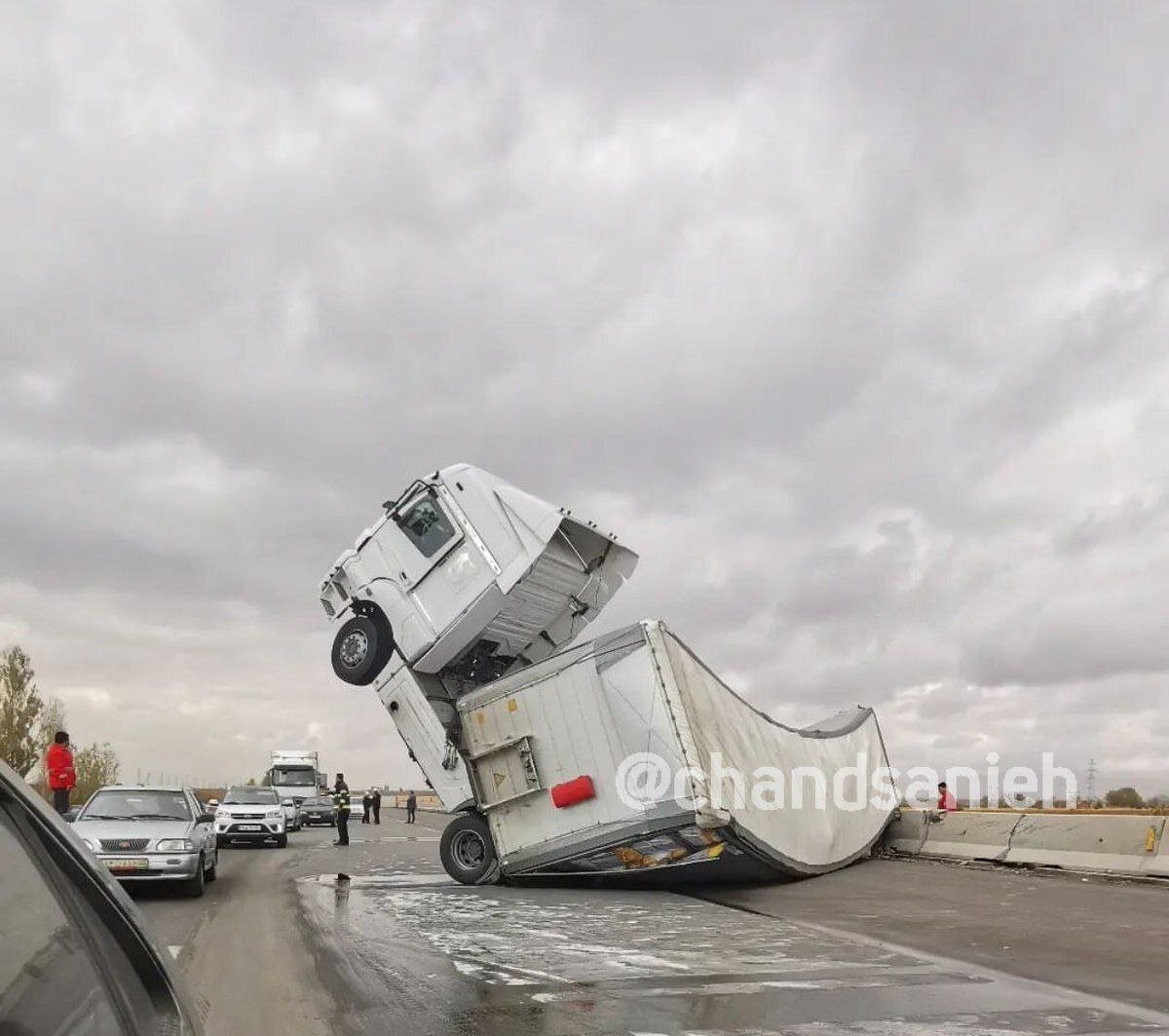 عکس| عجیب‌ترین تصادف؛ تریلی وسط جاده به‌هم پیچ خورد!