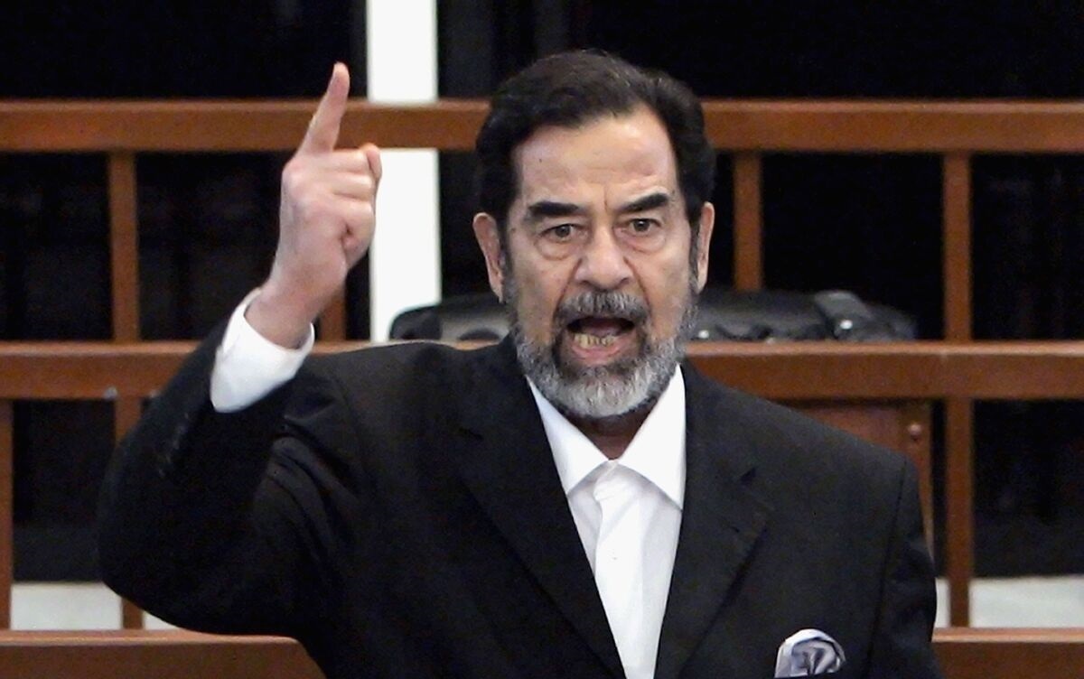فیلم| مشاجره لفظی صدام حسین در دادگاه با قاضی