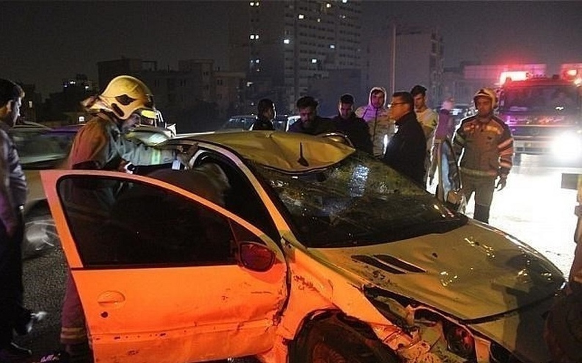 فیلم| وضعیت فاجعه‌بار پژو ۲۰۷ بعد از تصادف به تیر برق در تهران!