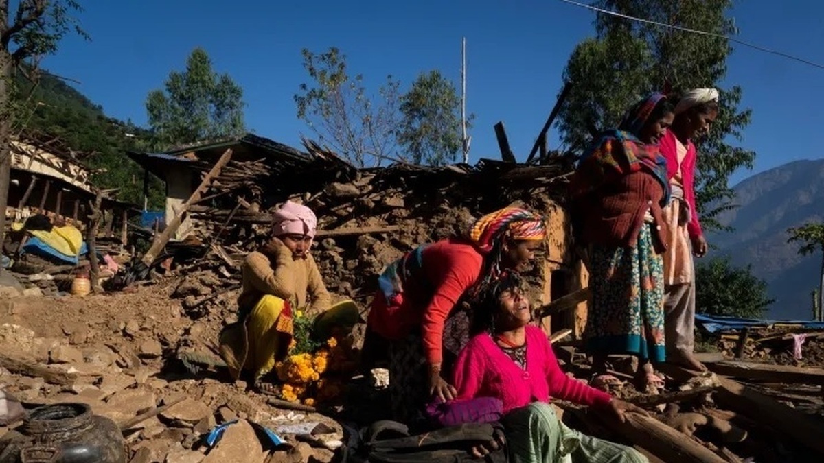فیلم| نپالی‌ها برای سوزاندن اجساد قربانیان زلزله آماده می‌شوند