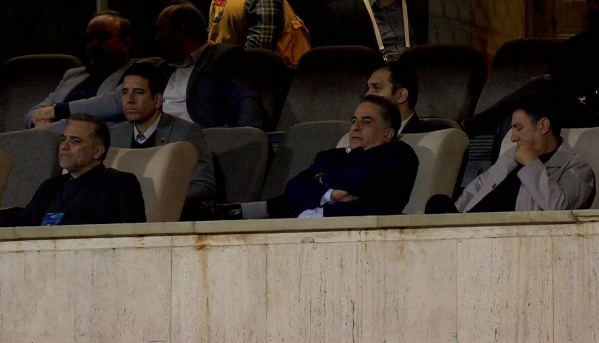 عکس| قلعه نویی وسط بازی نساجی خوابید! عکس| قلعه نویی وسط بازی نساجی خوابید!