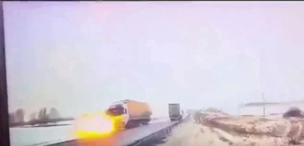 فیلم| تصادف آتشین کامیون با یک خودرو