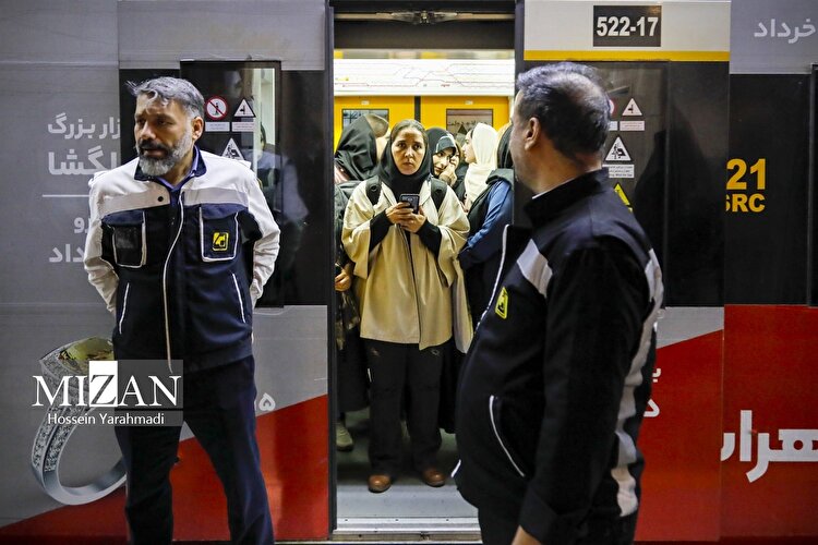 تصاویر| ممانعت از ورود آقایان به واگن ویژه بانوان در مترو تهران