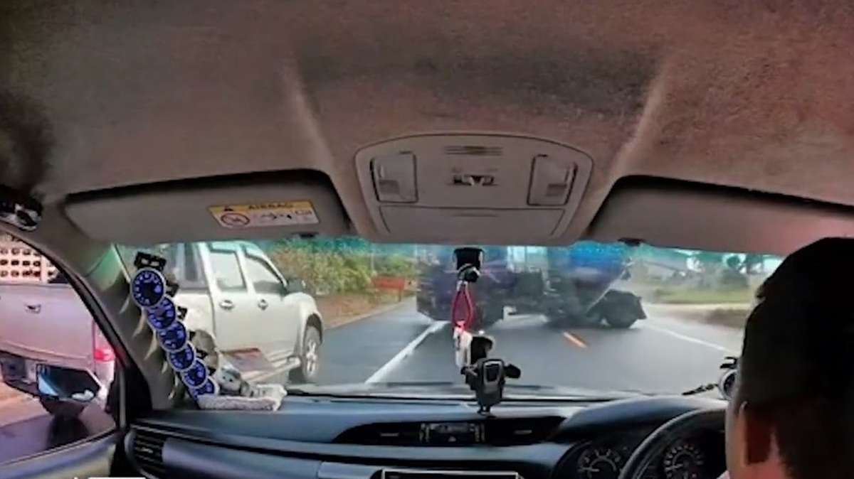 فیلم| راننده خوش شانس از برخورد با کامیون منحرف شده گریخت