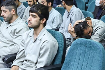 فیلم| حمله پدر عجمیان به مشاور رهبر انقلاب و قهر از تلویزیون: ولایتی قاتل بچه من است!+توضیح قوه قضائیه درباره پرونده