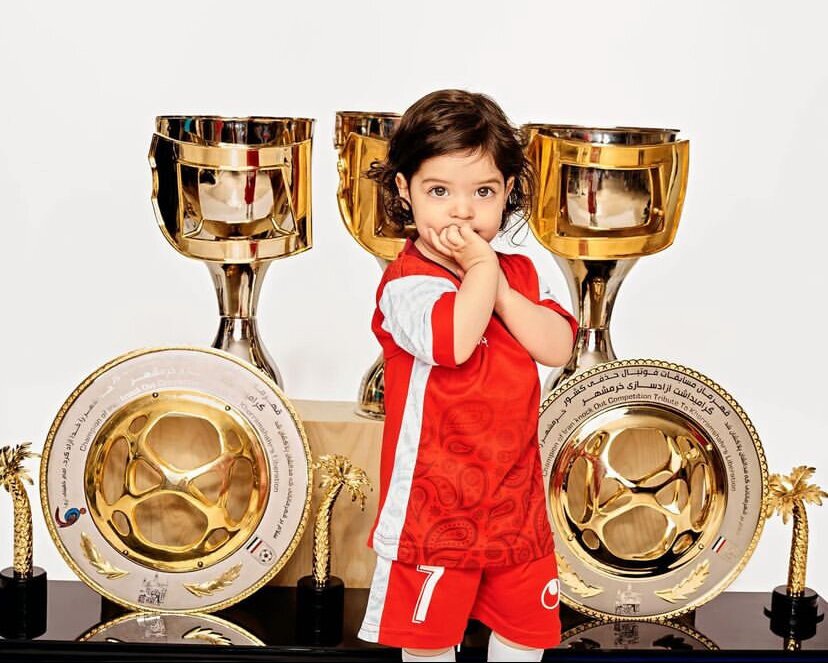 عکس| تصویر یادگاری دختر ستاره پرسپولیس با جامهای قهرمانی عکس| تصویر یادگاری دختر ستاره پرسپولیس با جامهای قهرمانی