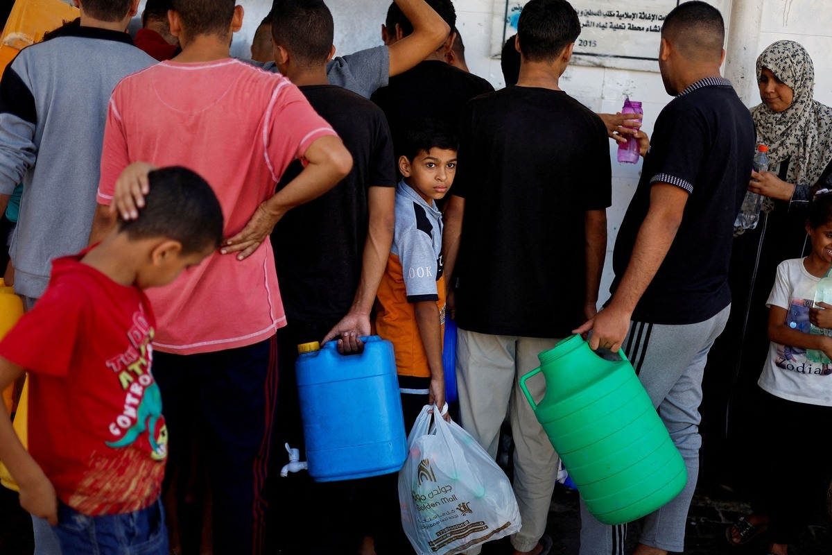 فیلم| اسرائیل کامیون حمل آب معدنی به سمت غزه را واژگون کرد!