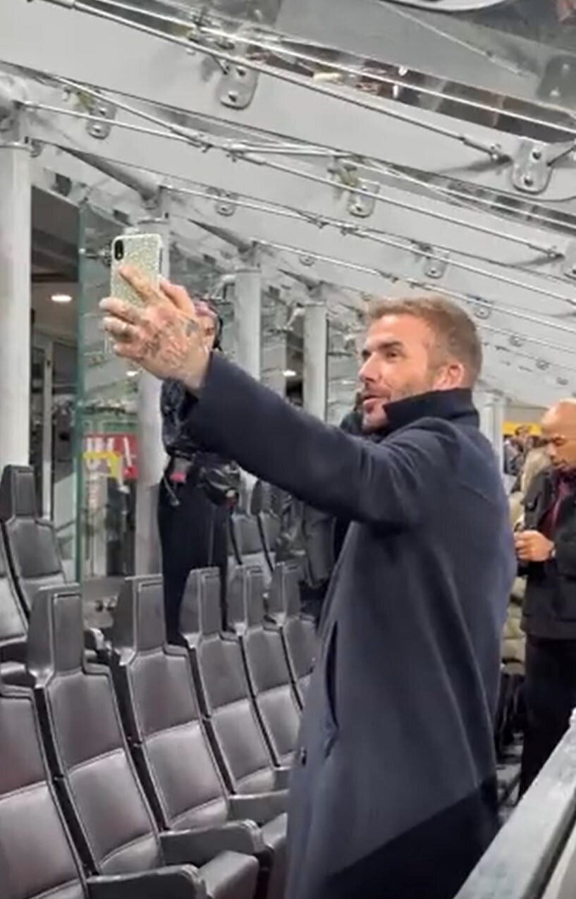 عکس| موبایل قدیمی در دستان دیوید بکام