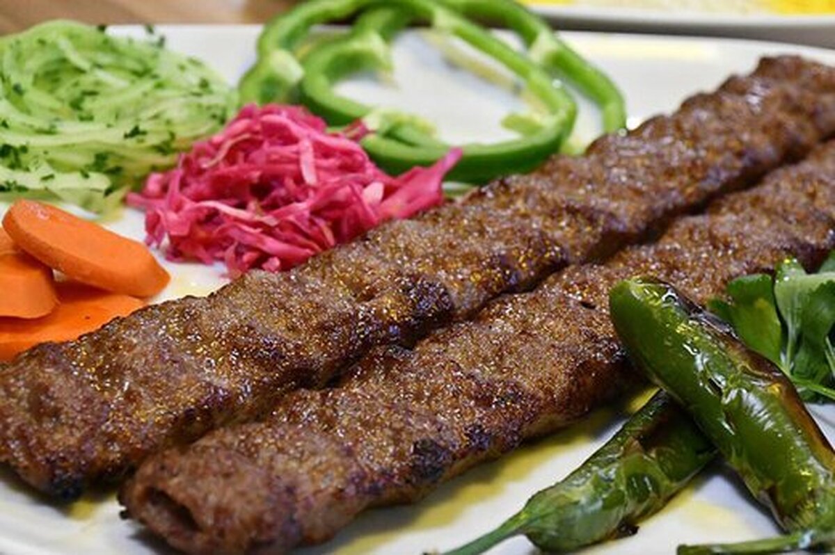 فیلم| ذوق زدگی رفیق رونالدو از تست کباب کوبیده در رستوران ایرانی