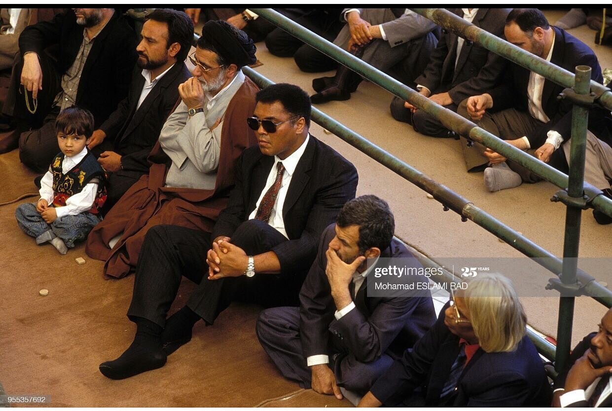 عکس| تصویر زیرخاکی از حضور «محمدعلی کلی» در نماز جمعه تهران با کراوات و عینک آفتابی