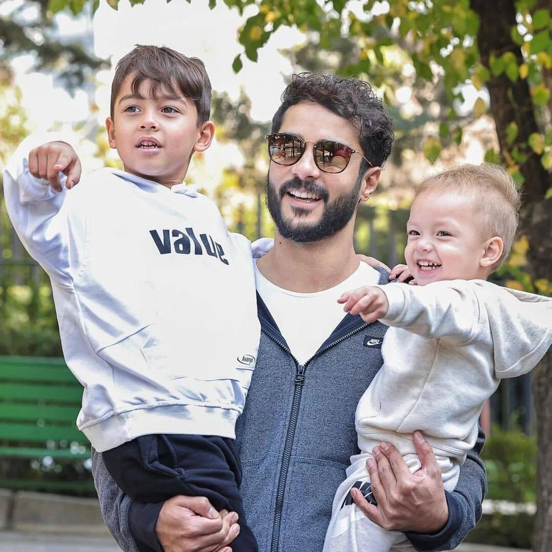 عکس| ساعد سهیلی در کنار دو پسرش؛ هامون و تئو با دو رنگ موی متفاوت!