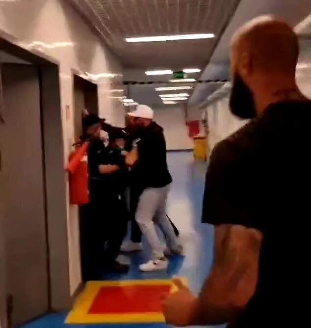 عکس| حمله به اتاق VAR پس از اخراج جنجالی عکس| حمله به اتاق VAR پس از اخراج جنجالی