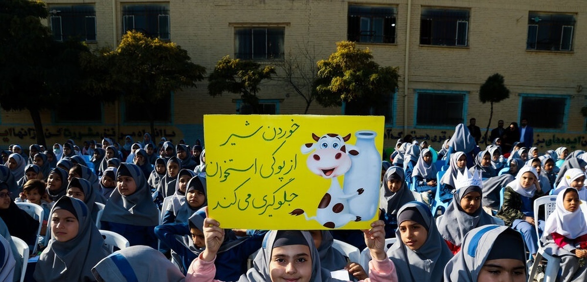 تصاویر| مراسم نواختن زنگ توزیع شیر در مدارس مشهد