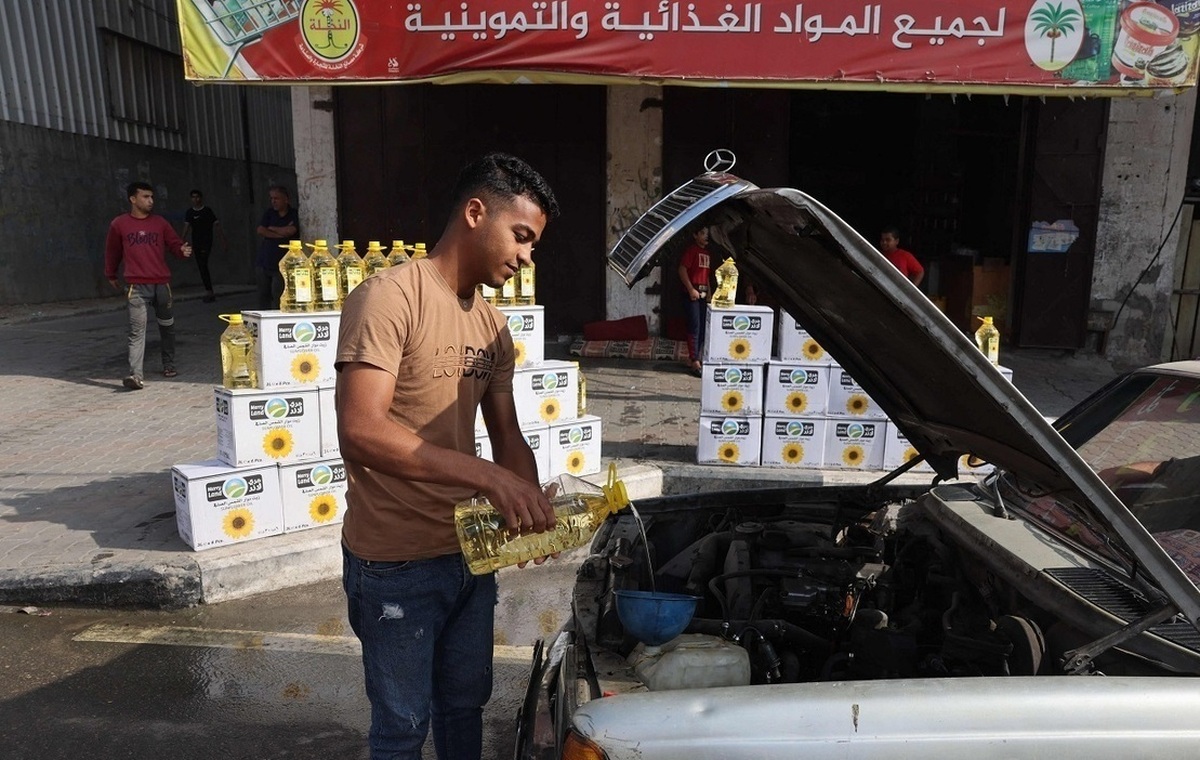 فیلم| استفاده از روغن خوراکی برای پر کردن مخزن خودروها در غزه!