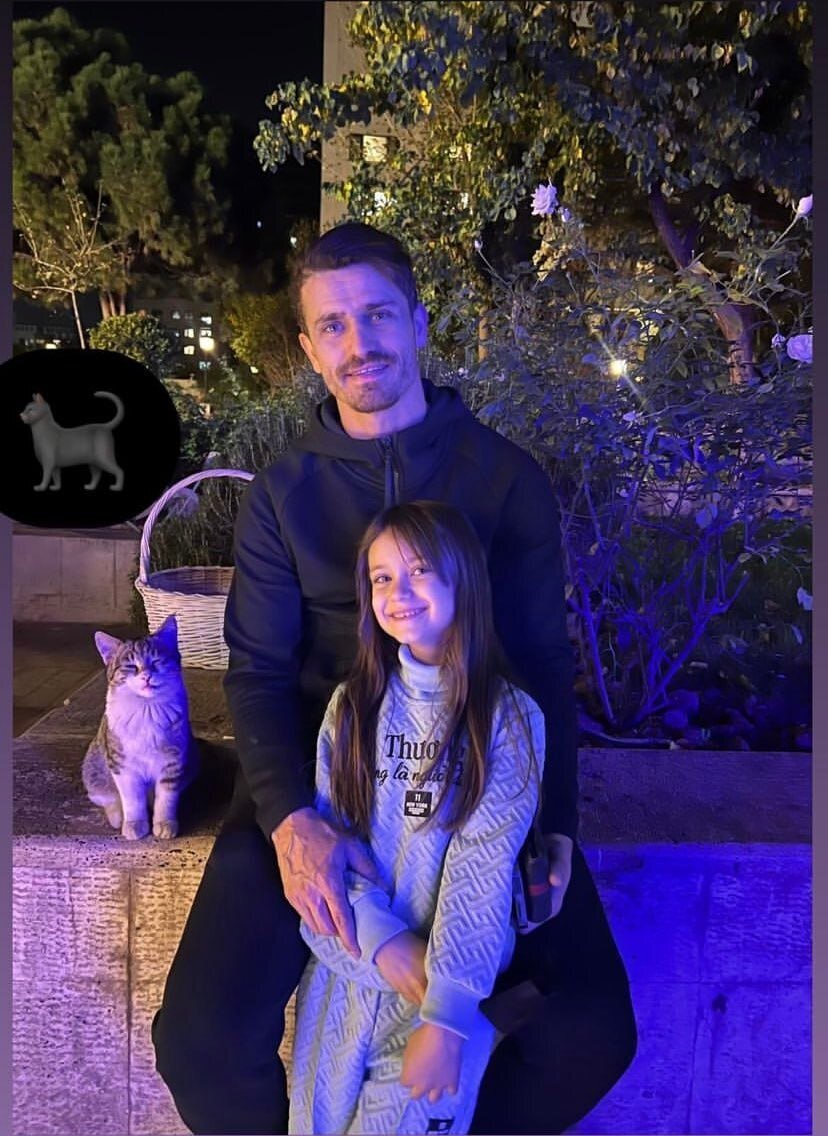 عکس| ژست جالب یک گربه در تصویر یادگاری با وریا غفوری کنار دخترش