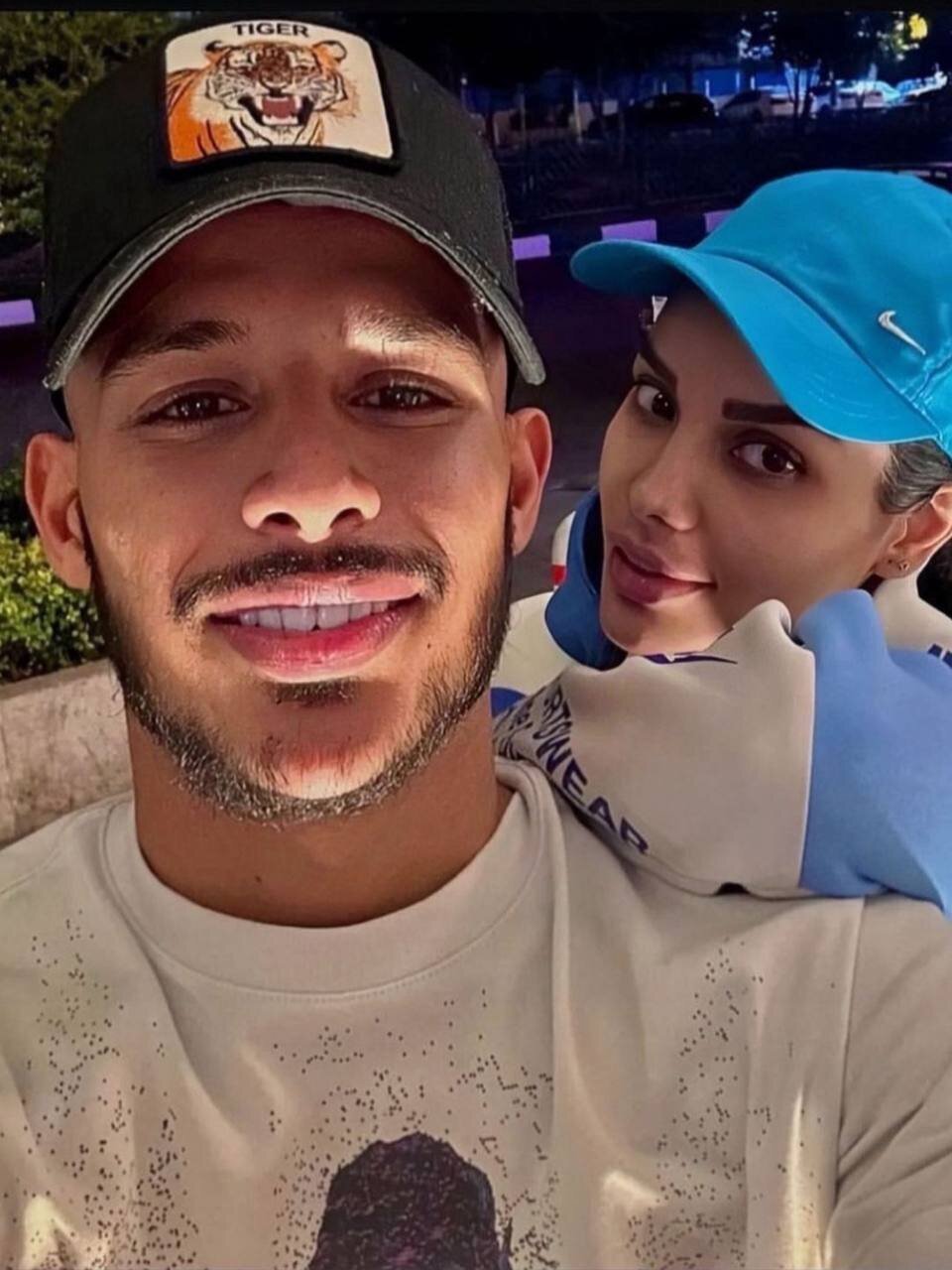 عکس| کلاه ببری مهدی قائدی؛ عکس جدید آقای ستاره در کنار همسرش حین قدم‌زنی خیابانی