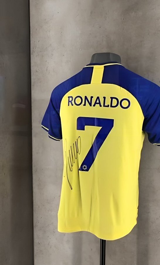 عکس‌| هدیه ویژه و ارزشمند کریستیانو رونالدو به موزه عربستان