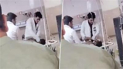 عکس| دکتر هندی بیمار را در داخل اتاق عمل به باد کتک گرفت