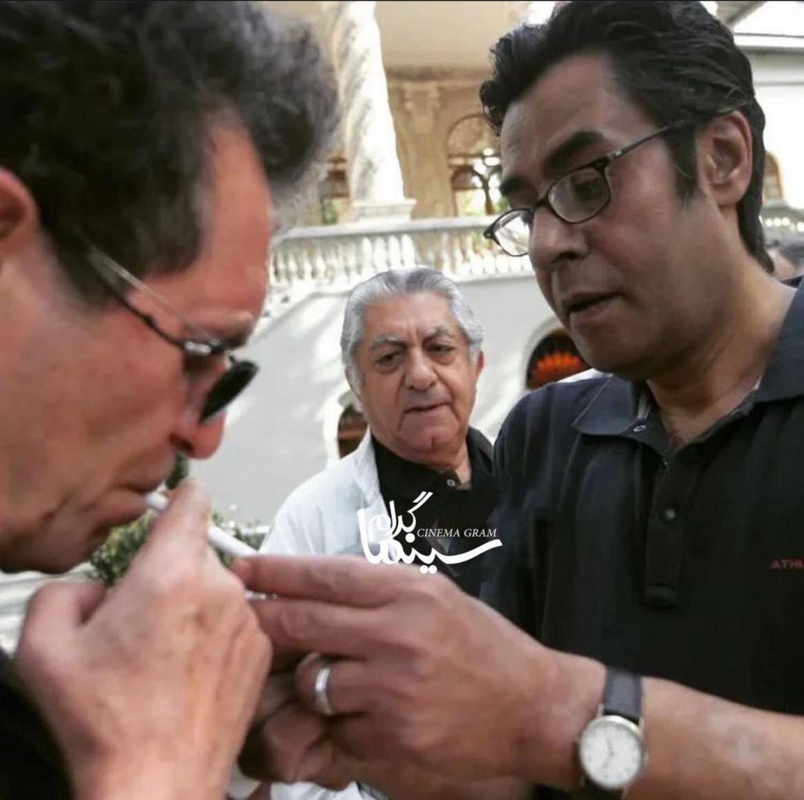عکس| سیگار روشن کردن خسرو شکیبایی برای داریوش مهرجویی