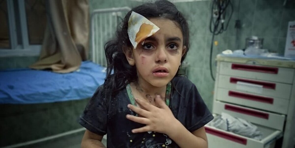فیلم| نجات کودک فلسطینی از زیر آوار پس از ۶ ساعت