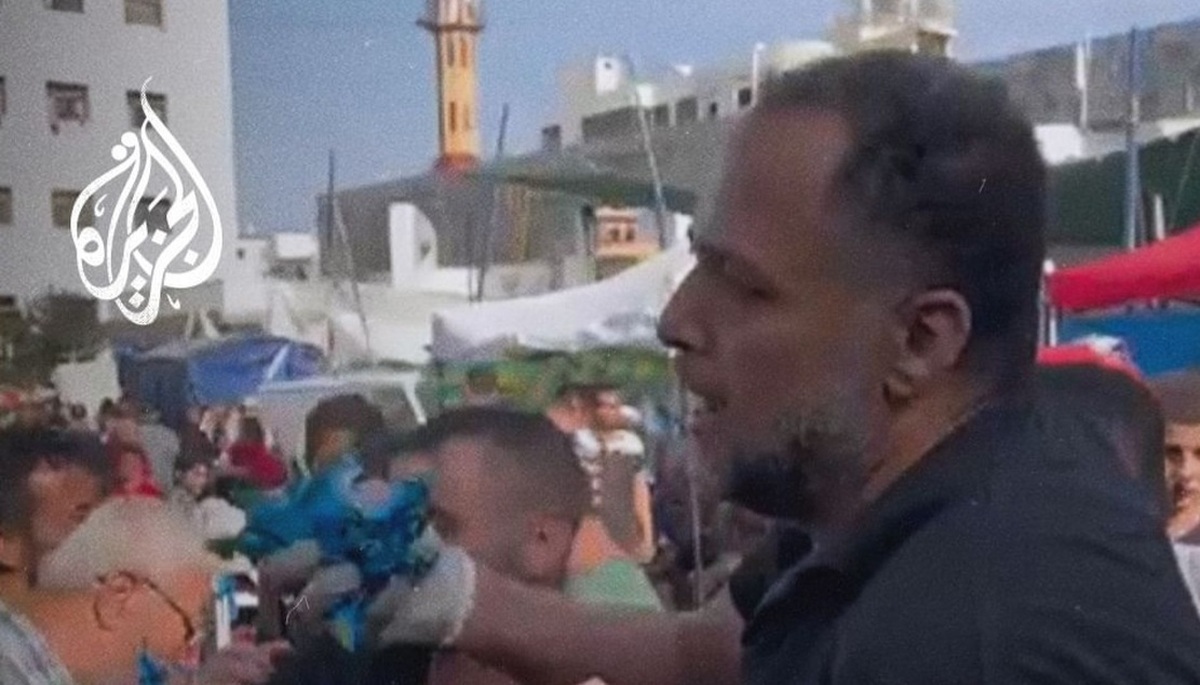 فیلم| این مرد فلسطینی برای شهادت اعضای خانواده‌اش شیرینی پخش کرد