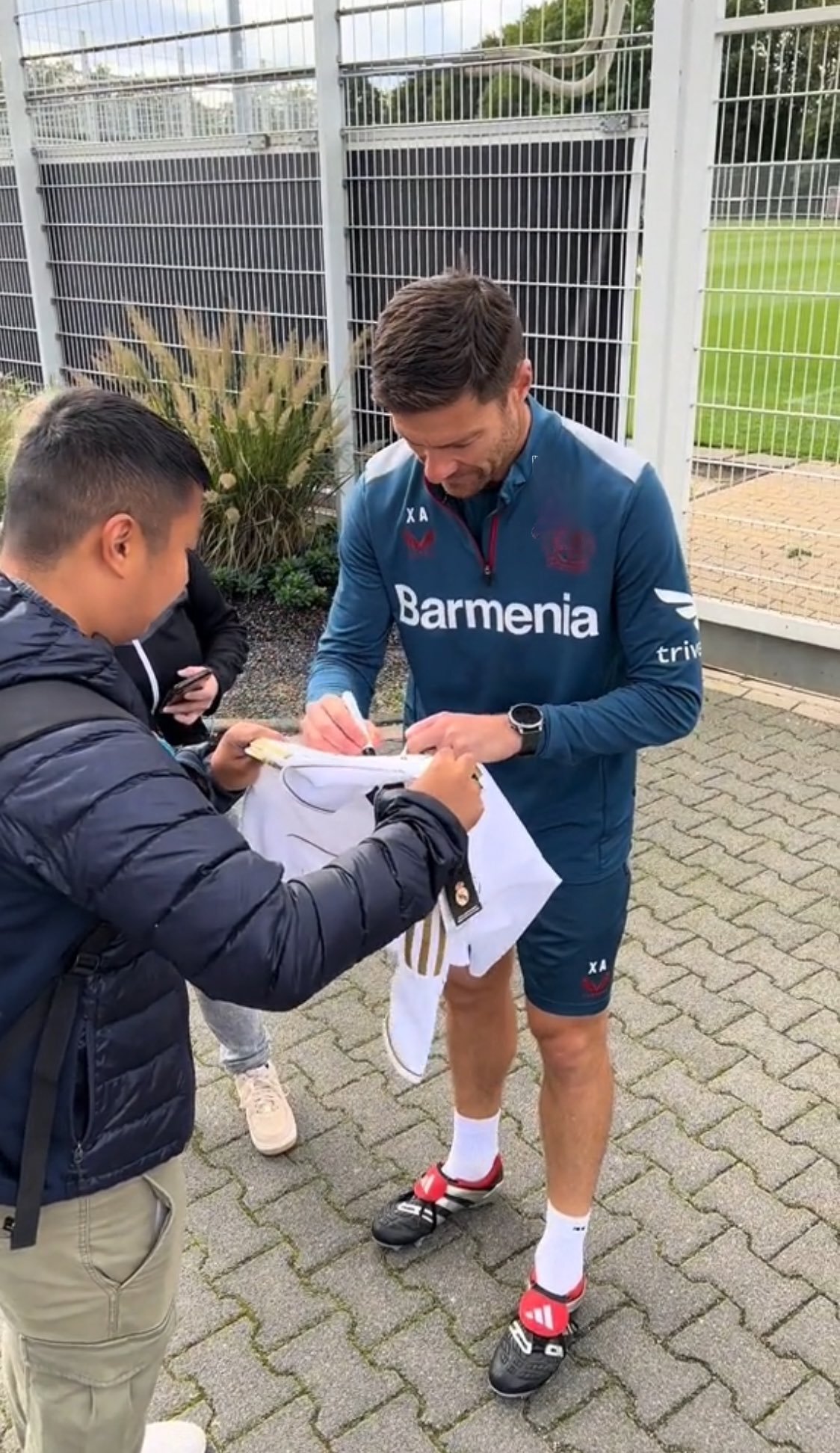 عکس| وقتی ژابی به رئال مادرید نخ می‌دهد!