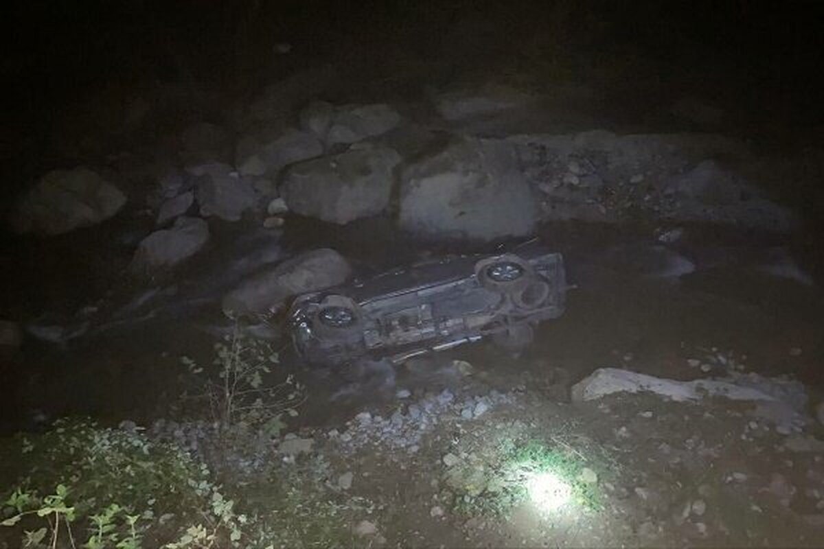 سقوط یک دستگاه خودرو به رودخانه ۲ فوتی برجای گذاشت