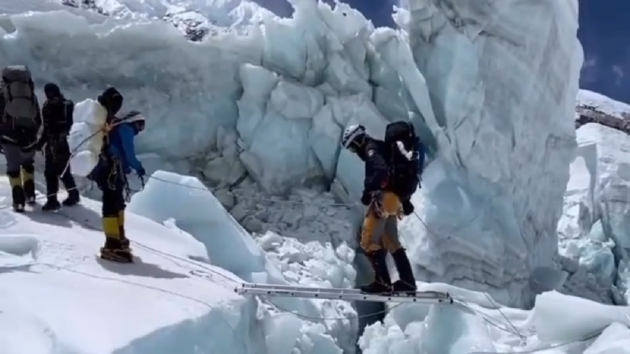 فیلم| قدم زدن روی آبشار‌های یخ زده قله اورست