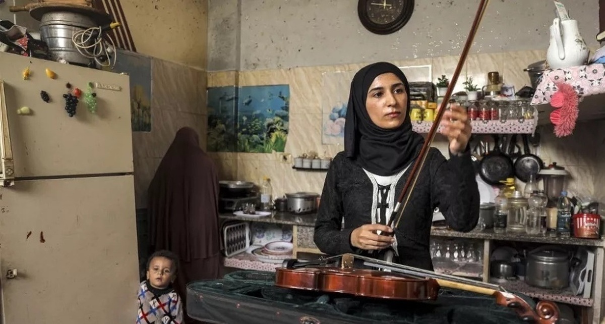 فیلم| دختر فلسطینی برای غلبه بر ترس بمباران غزه آواز می‌خواند!