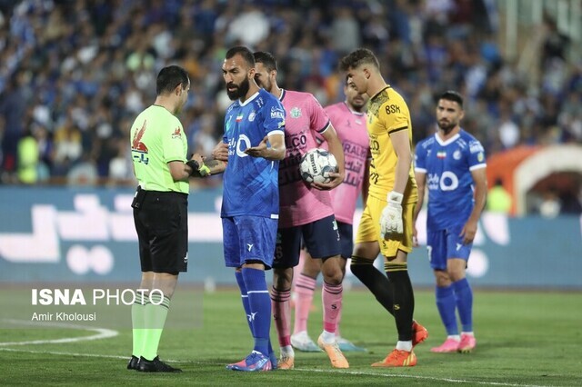 آتش بازی، درگیری و اخراجی برابر پیراهن صورتیها+عکس آتش بازی، درگیری و اخراجی برابر پیراهن صورتیها+عکس