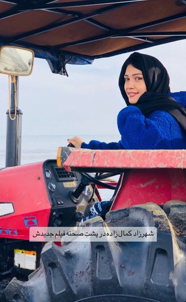 عکس | این بازیگر زن راننده تراکتور شد!
