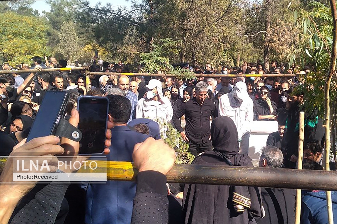 تصاویر/ پیکر آرمیتا گراوند در بهشت زهرا به خاک سپرده شد تصاویر/ پیکر آرمیتا گراوند در بهشت زهرا به خاک سپرده شد