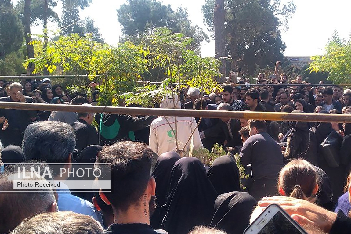 تصاویر/ پیکر آرمیتا گراوند در بهشت زهرا به خاک سپرده شد تصاویر/ پیکر آرمیتا گراوند در بهشت زهرا به خاک سپرده شد