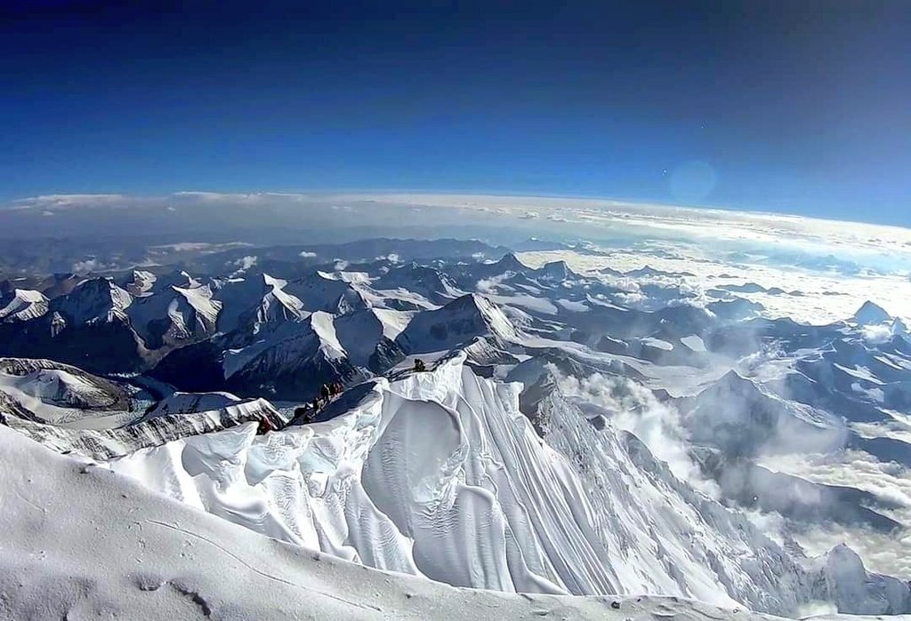 عکس| این قوس زمین عجیب در نوک اورست است!