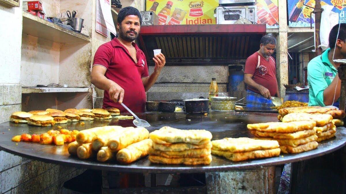 فیلم| تحمل عجیب این مرد هندی در چند سانتی‌متری شعله‌های آتش!